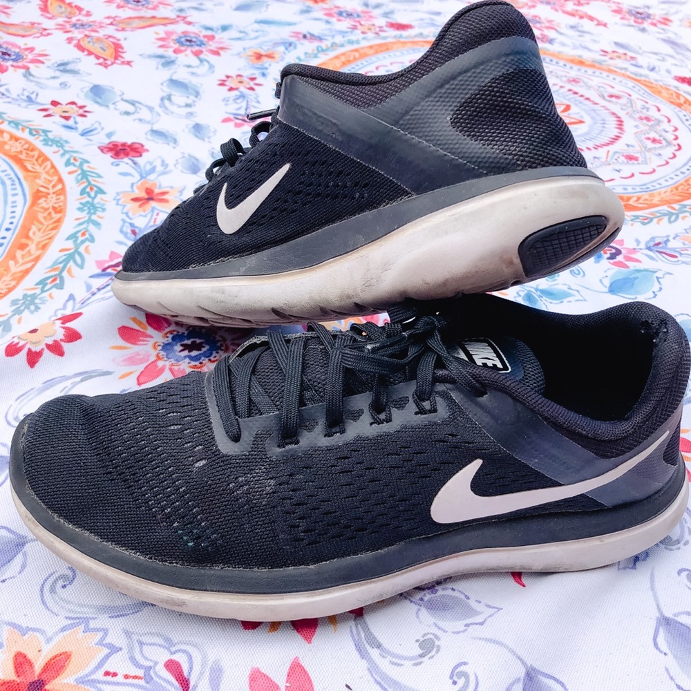 NIKE RUNNING SHOES